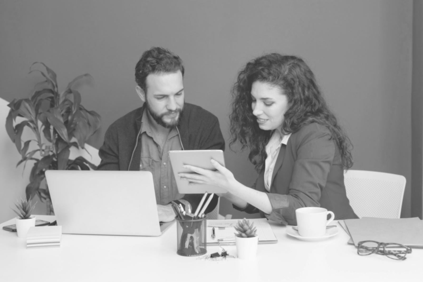 Profesionales trabajando en análisis financiero colaborativo
